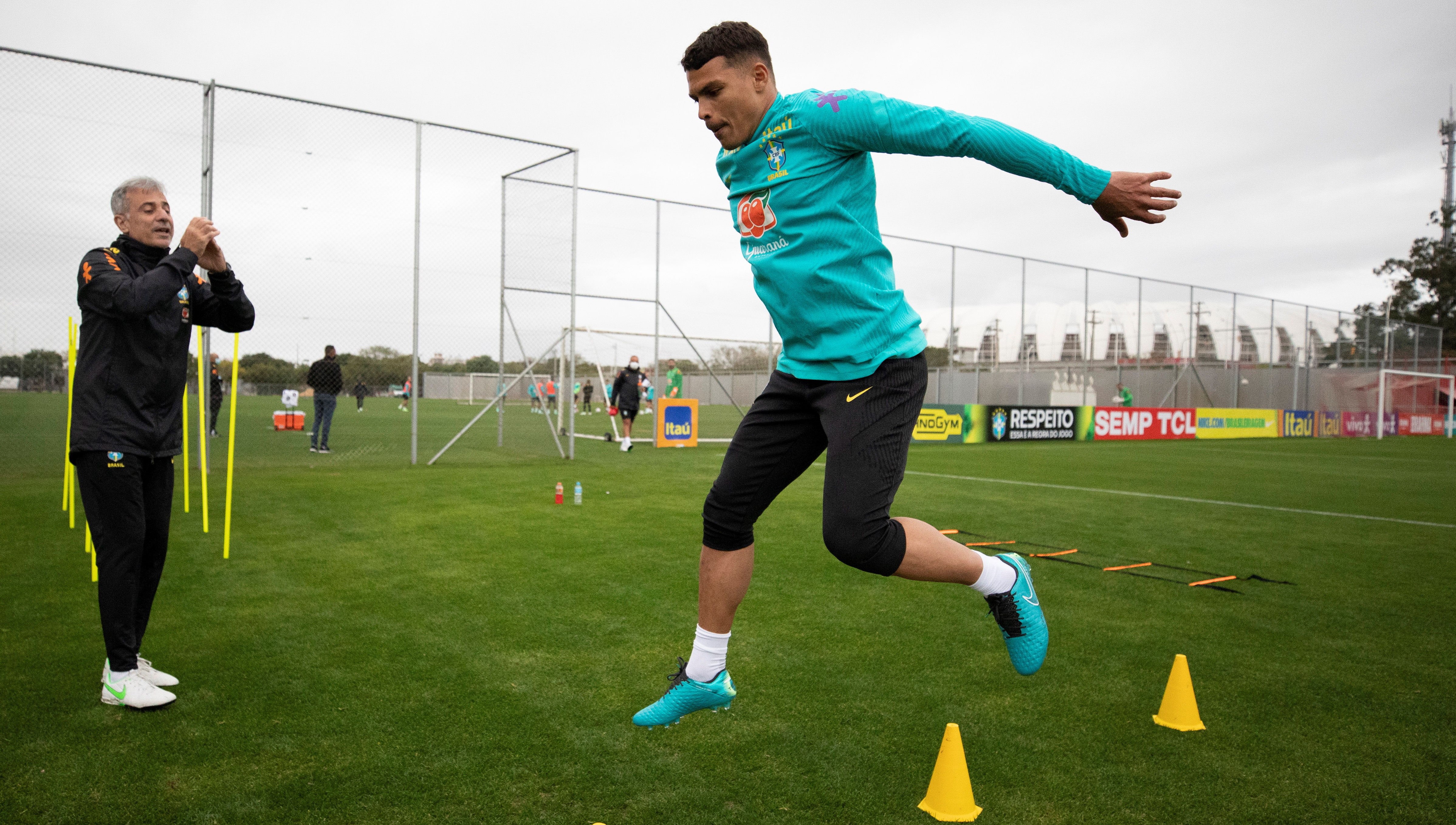 Thiago Silva durante el entrenamiento de este viernes con la Selección de Brasil. (Foto Prensa Libre: EFE)