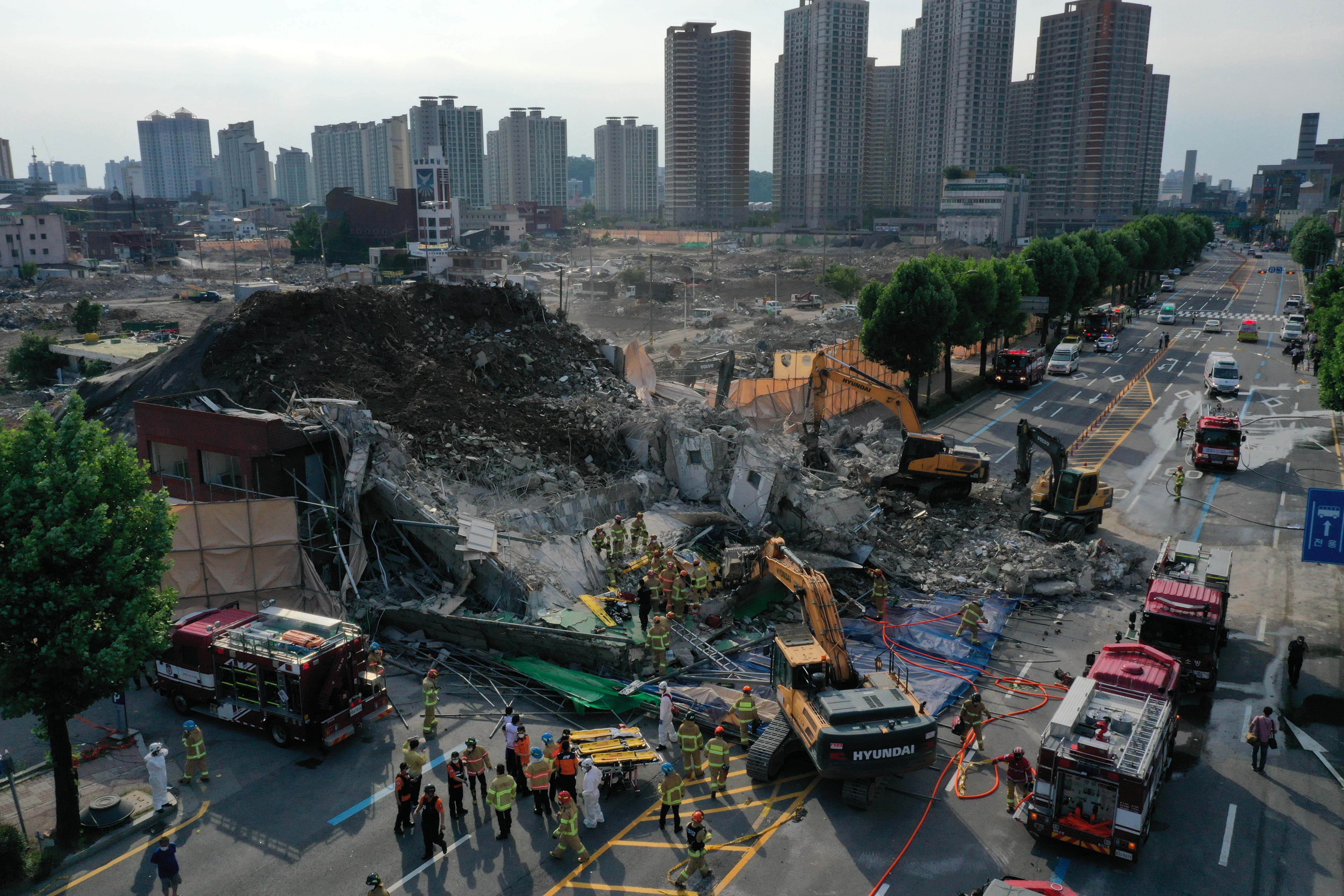 Rescatistas trabajan en  el sitio de la tragedia. (Foto Prensa Libre: EFE)