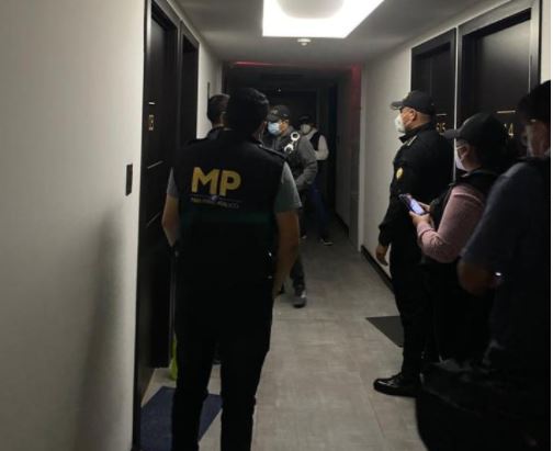 Investigadores del MP en cateo en el Centro Histórico de la capital por caso de abuso contra menores. (Foto Prensa Libre: MP) 