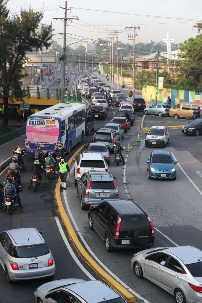 Guatemaltecos acuden a temprana hora al centro de vacunación ubicado en la Usac por temor a quedarse sin vacuna contra el covid-19. Foto: Érick Ávila