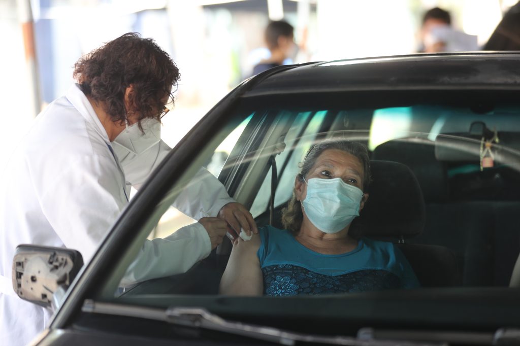 Guatemaltecos acuden a temprana hora al centro de vacunación ubicado en la Usac por temor a quedarse sin vacuna contra el covid-19. Fotos: Érick Ávila