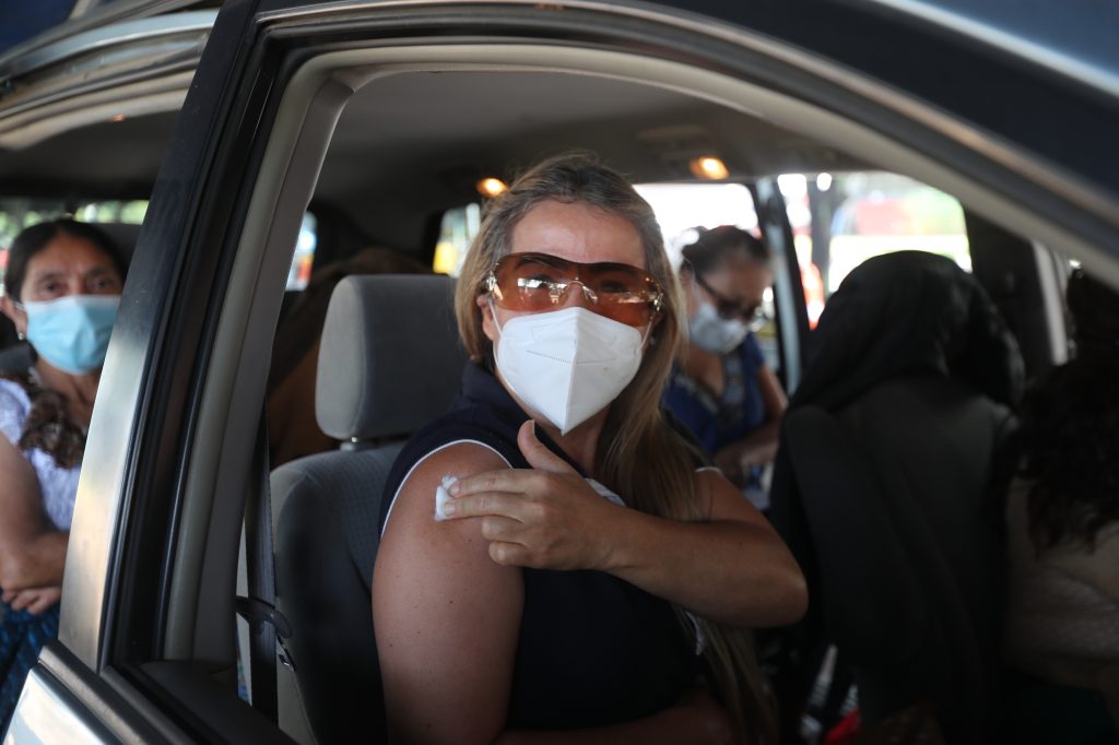 Guatemaltecos acuden a temprana hora al centro de vacunación ubicado en la Usac por temor a quedarse sin vacuna contra el covid-19. Foto: Érick Ávila