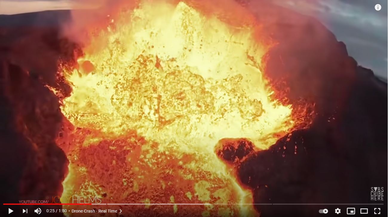 Un dron equipado con una cámara de alta definición fue dirigido hacia el flujo de lava del volcán Fagradalsfjall, en Islandia. (Foto Prensa Libre: Captura de pantalla de YouTube)