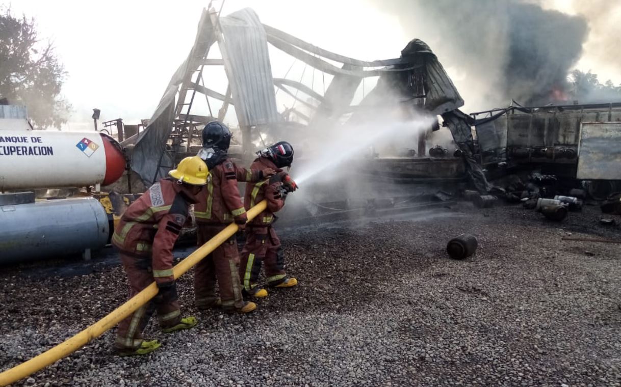 El incendio en la planta de gas en el municipio de Villanueva, Cortés, Honduras, dejó cuantiosas pérdidas. (Foto Prensa Libre: Tomada de @radiohrn)