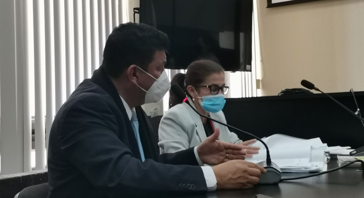 El exdiputado Estuardo Galdámez logra que la audiencia en la que sería señalado de enriquecimiento ilícito sea suspendida. (Foto Prensa Libre: Edwin Pitán)