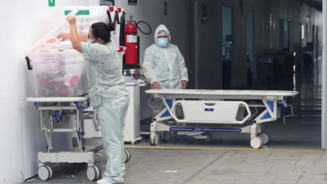 Enfermeros se preparan para asistir a pacientes en cuidados intensivos en el Hospital Temporal del Parque de la Industria. (Foto Prensa Libre: María Reneé Barrientos)
