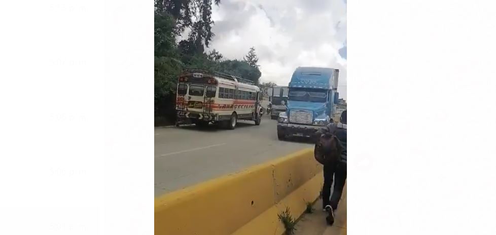 La maniobra peligrosa de los pilotos fue grabada y publicada en redes sociales, donde internautas exigen sanciones severas. (Foto Prensa Libre: Captura de pantalla de video)