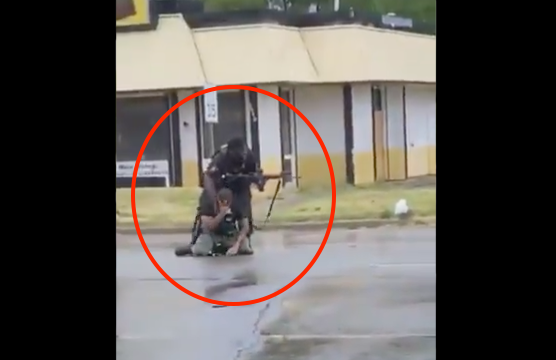 El dramático momento en el que el policía rompe en llanto. (Foto: captura de pantalla Twitter/@TCReporter). 