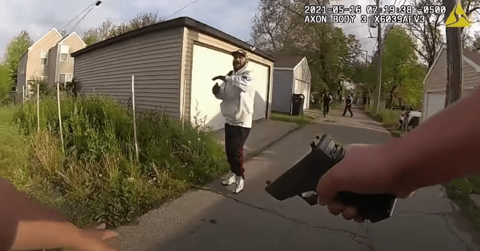 Momento exacto en el que el sospechoso abre fuego contra uno de los oficiales de policía de Chicago. (Foto: captura de video / FOX 32 Chicago)