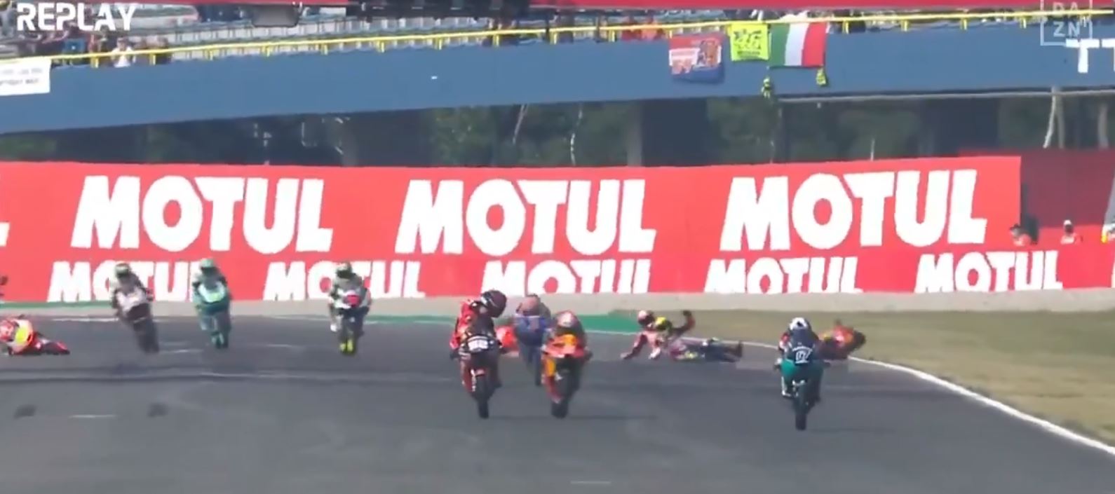 Momento en el que Pedro Acosta sufre un accidente en el GP de Países Bajos. (Foto Prensa Libre: Captura Twitter)