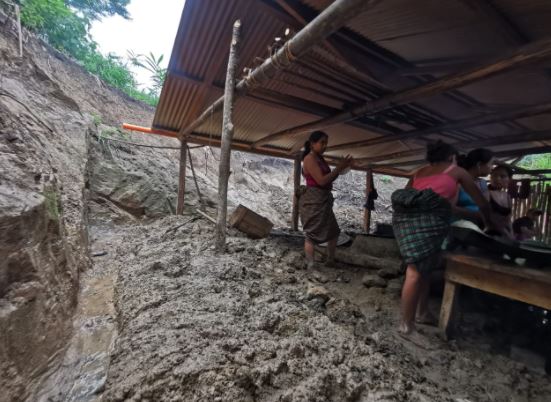 Caída de árboles en el caserío Chimulac Chipoc, Cahabón, Alta Verapaz. (Foto Prensa Libre: Conred) 