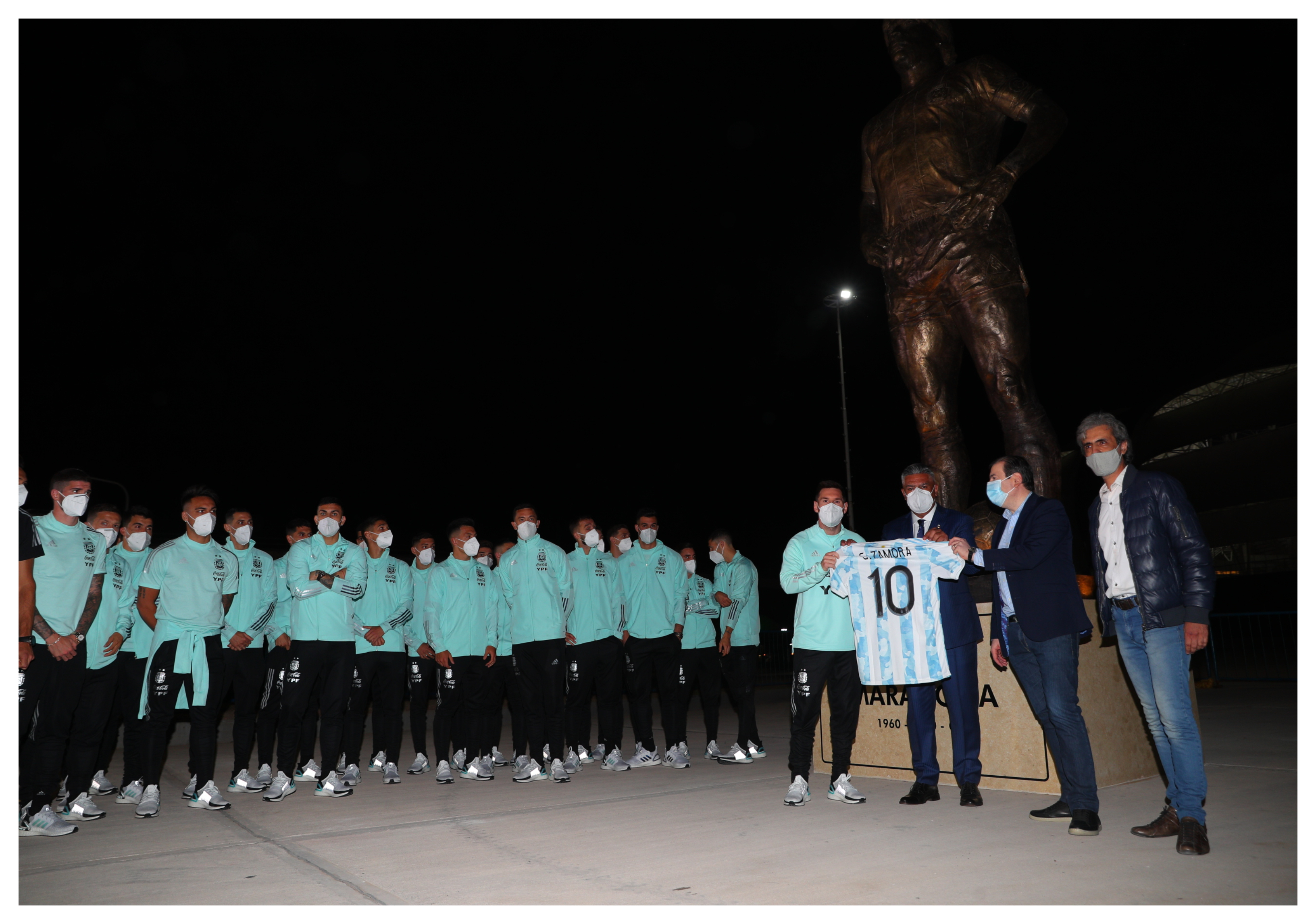 La estatua de Diego Maradona recibió al plantel albiceleste en el Estadio Único Madre de Ciudades. Foto Prensa Libre: @Argentina