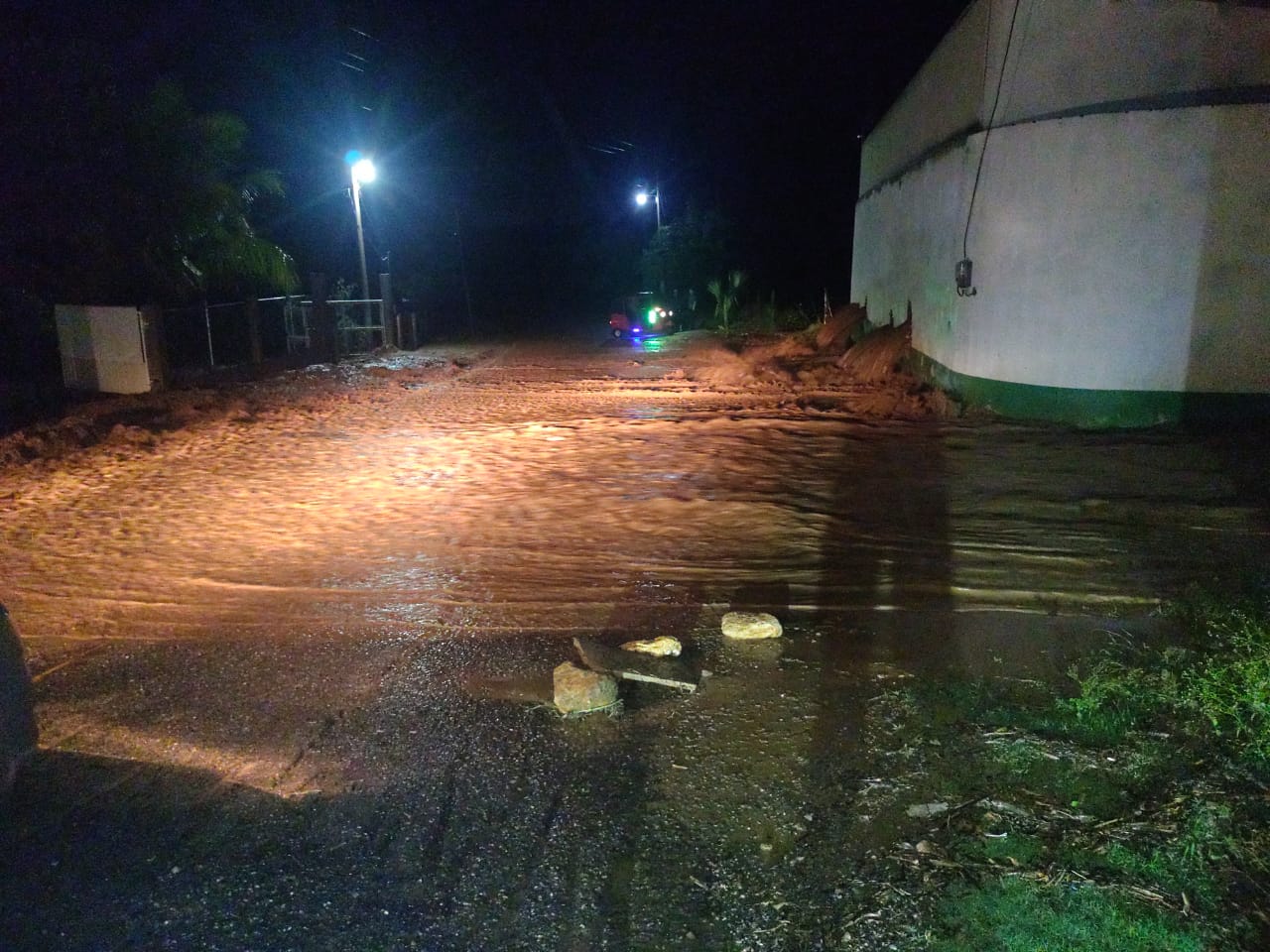 En Chiquimula, las lluvias de las últimas horas hicieron que se desbordaran varias quebradas. (Foto: Conred)