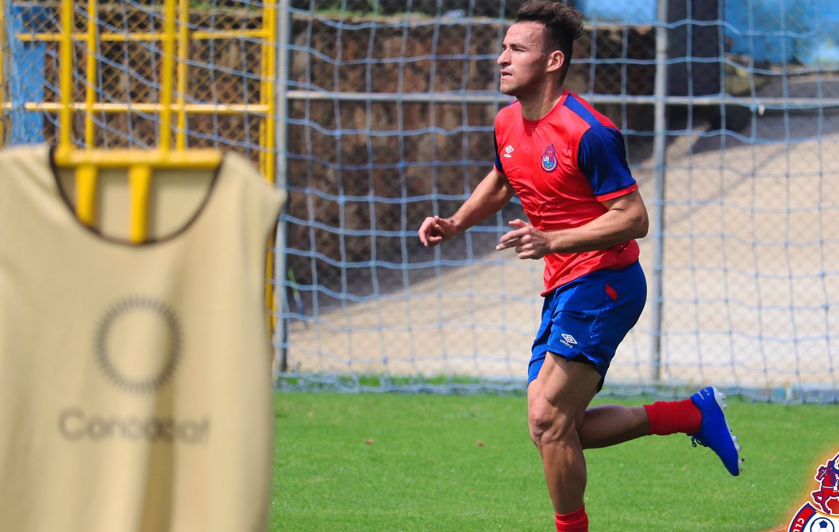 El paraguayo Milciades Portillo durante el trabajo en el estadio El Trébol. (Foto cortesía Municipal).