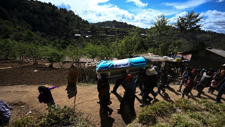 Vecinos del Duraznal, Comitancillo, San Marcos, acompañan a familiares de las víctimas de la matanza en Tamaulipas. (Foto: Hemeroteca PL)