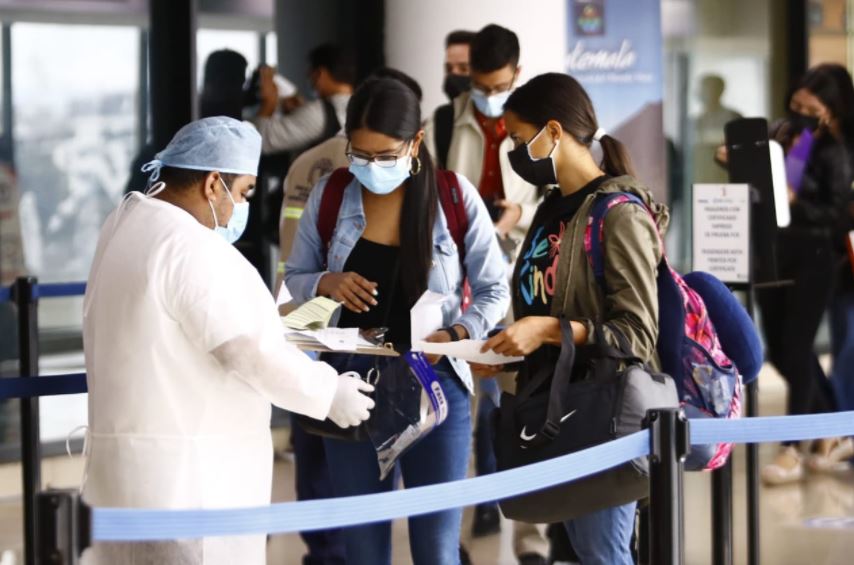 En el Aeropuerto Internacional La Aurora es necesario presentar prueba negativa de covid-19 para poder ingresar al país. (Foto Prensa Libre: DGAC)