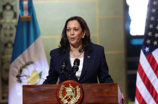 Kamala Harris en conferencia de prensa durante visita a Guatemala. (Foto Prensa Libre: Érick Ávila) 