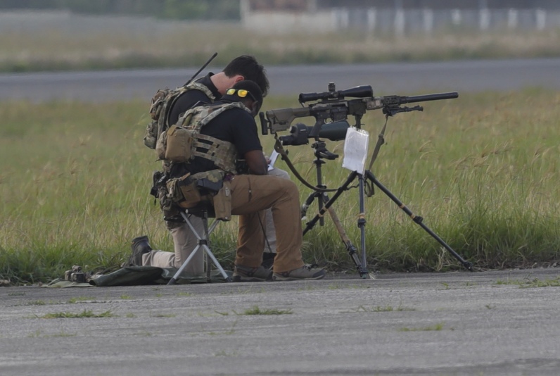 En la pista del aeropuerto internacional La Aurora hay francotiradores en espera de la llegada de la vicepresidenta Kamala Harris para garantizar su seguridad. (Foto Prensa Libre: Esbin García) 