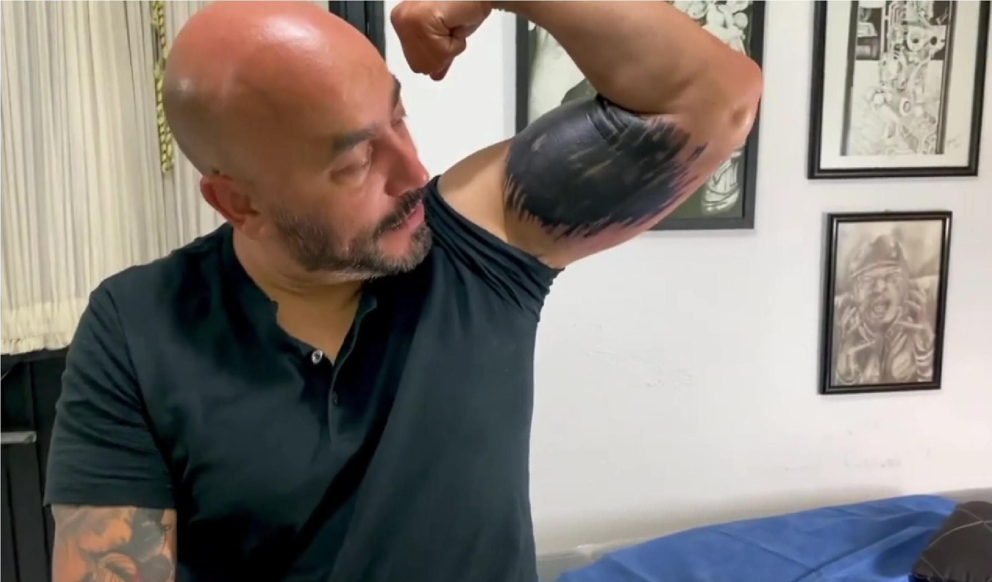 Usuarios de Internet refieron que el tatuaje de Lupillo Rivera es un 'blackout'. (Foto Prensa Libre: Instagram Lupillo Rivera)