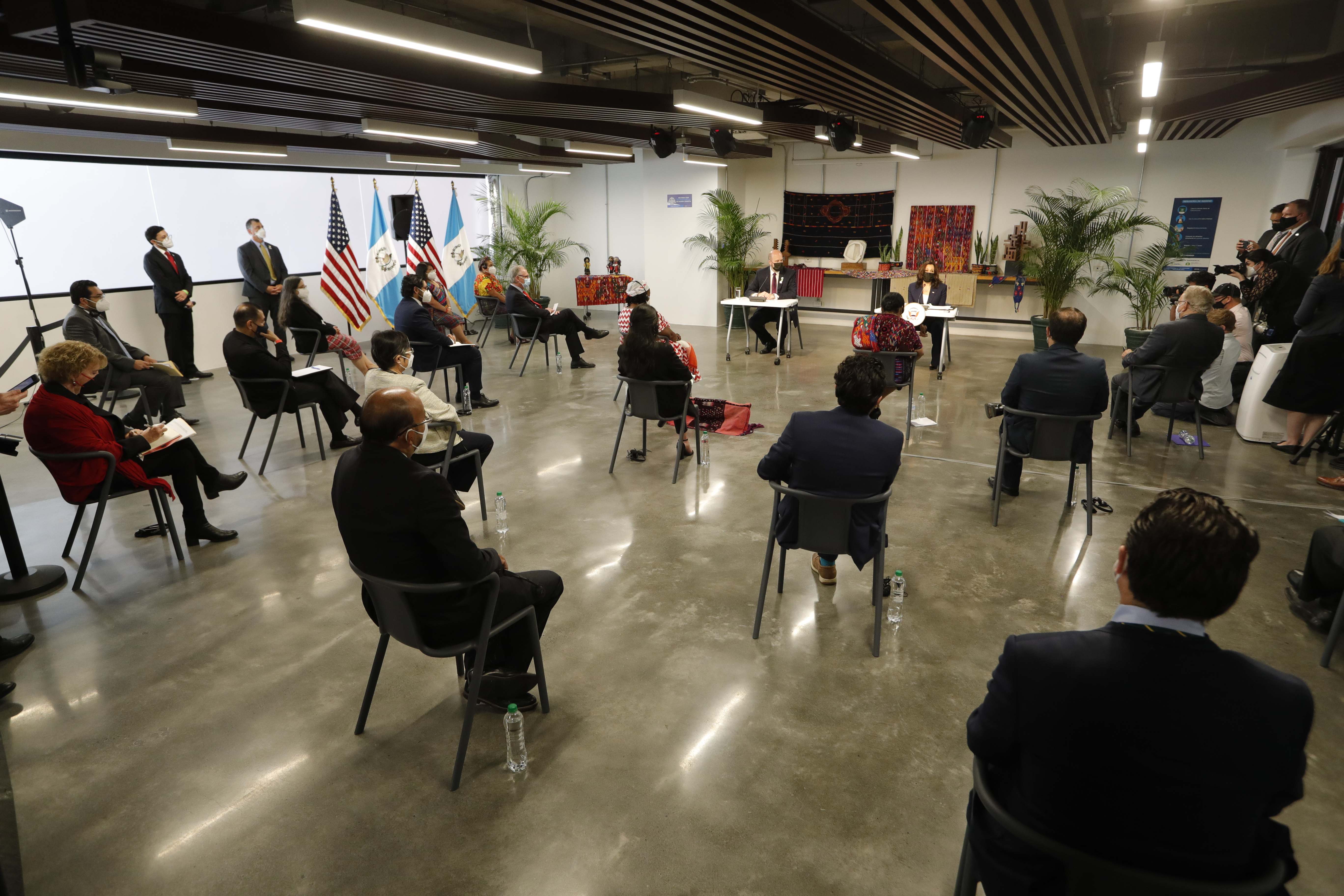 Kamala Harris se reunió este  lunes con representantes del sector económico  para plantear acuerdos de generación de empleo y apoyo al país con el fin de reducir la migración. Foto: Esbin García