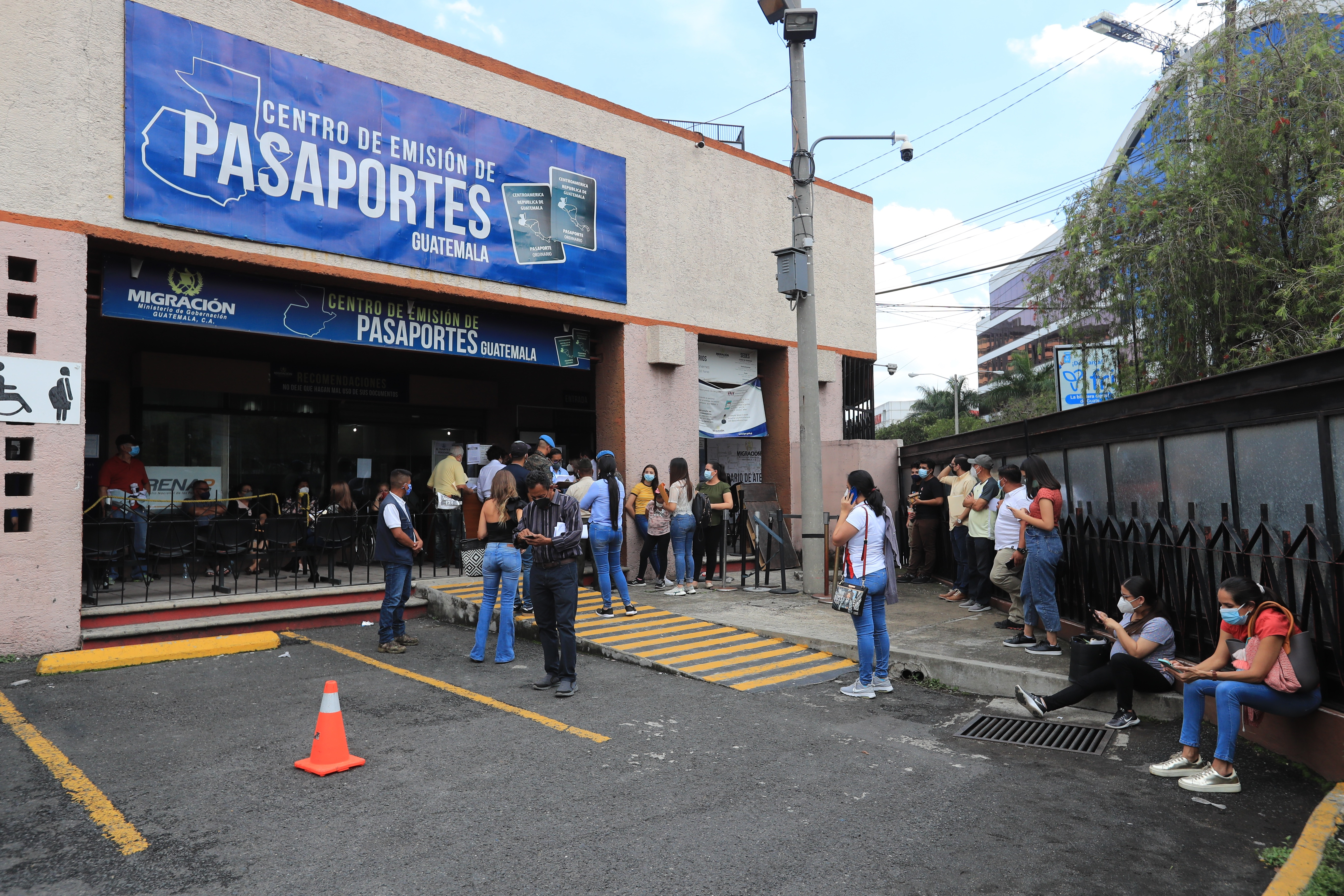 El IGM espera comprar 500 mil cartillas de pasaportes  a través de un contrato que genera dudas de transparencia. (Foto Prensa Libre: Hemeroteca PL)