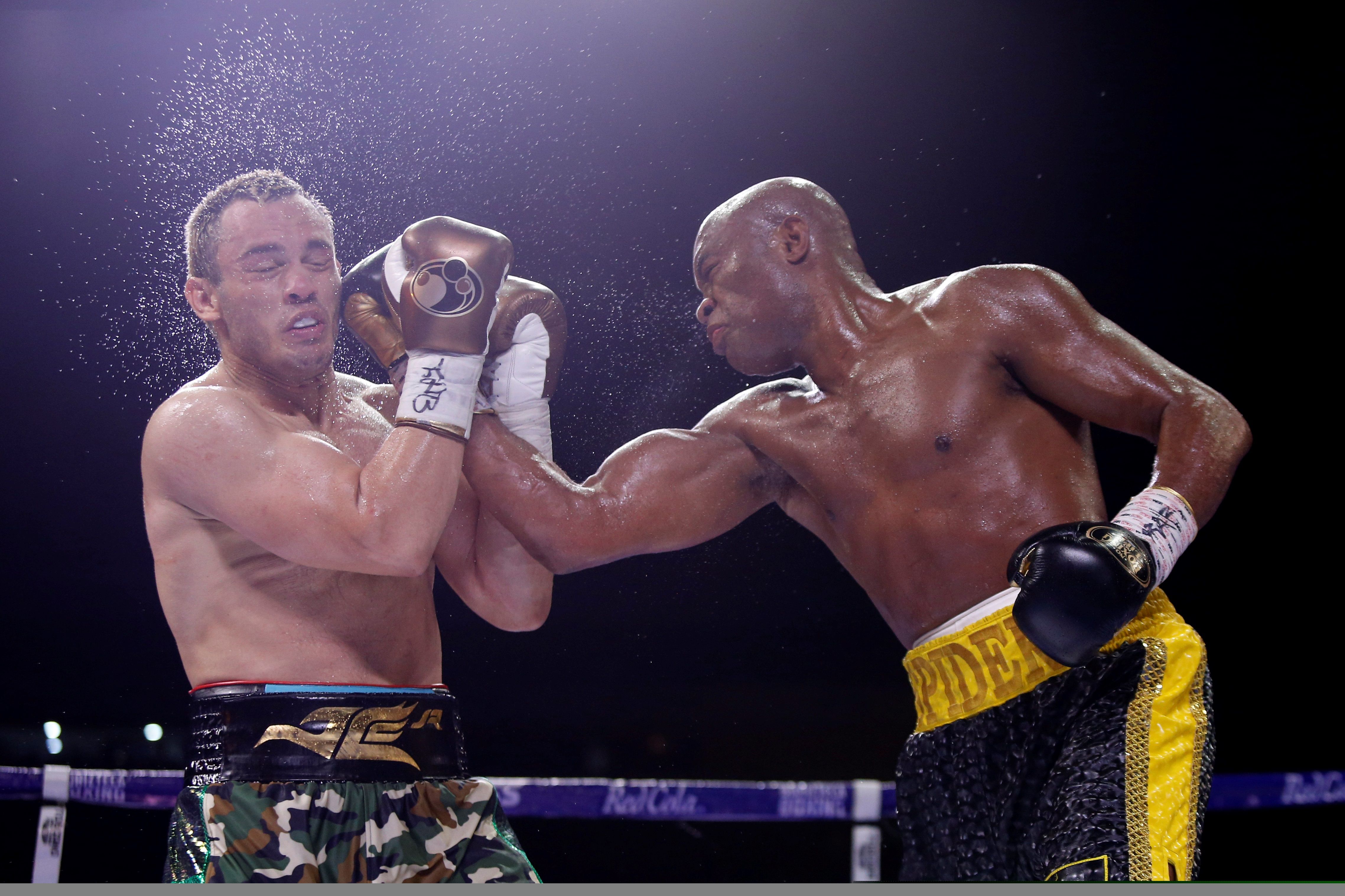 El boxeador mexicano Julio César Chávez Jr perdió contra  brasileño Anderson Silva (d) durante el evento de exhibición Tributo a los Reyes en el Estadio Jalisco.
 (Foto Prensa Libre: EFE).