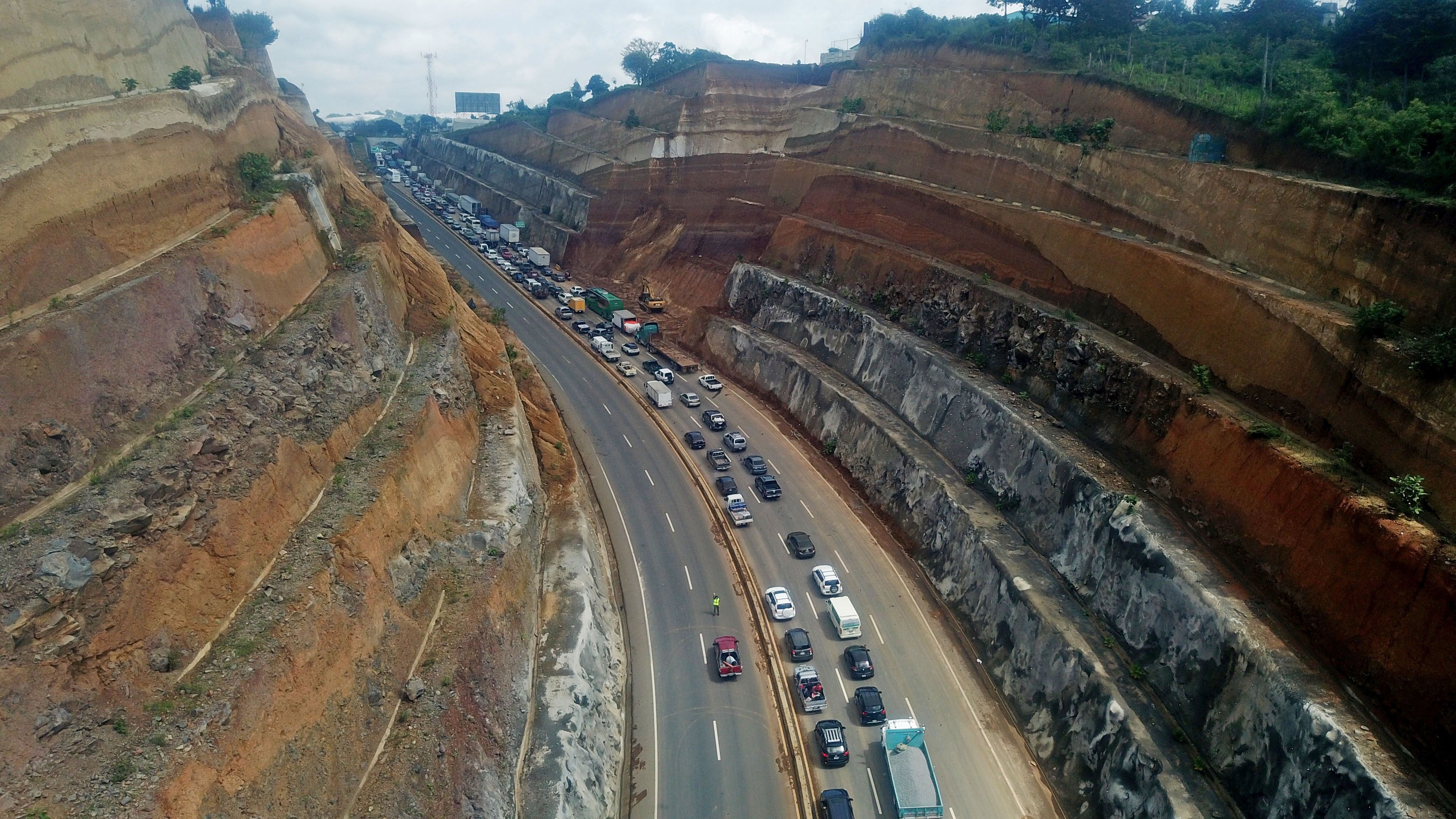 El Libramiento de Chimaltenango suele ser intransitable cada vez que llueve, pues de registran derrumbes. (Foto Prensa Libre: EFE)