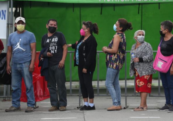 Guatemaltecos tienen la esperanza de inmunizarse contra el covid-19 mientras casos siguen registrándose. (Foto: María José Bonilla) 