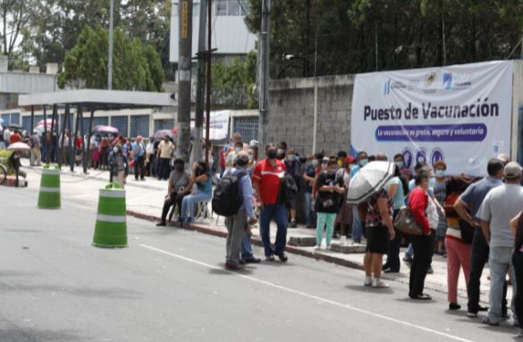 El proceso de vacunación será un factor determinante para la economía, según los analistas consultados. (Foto Prensa Libre: Hemeroteca) 