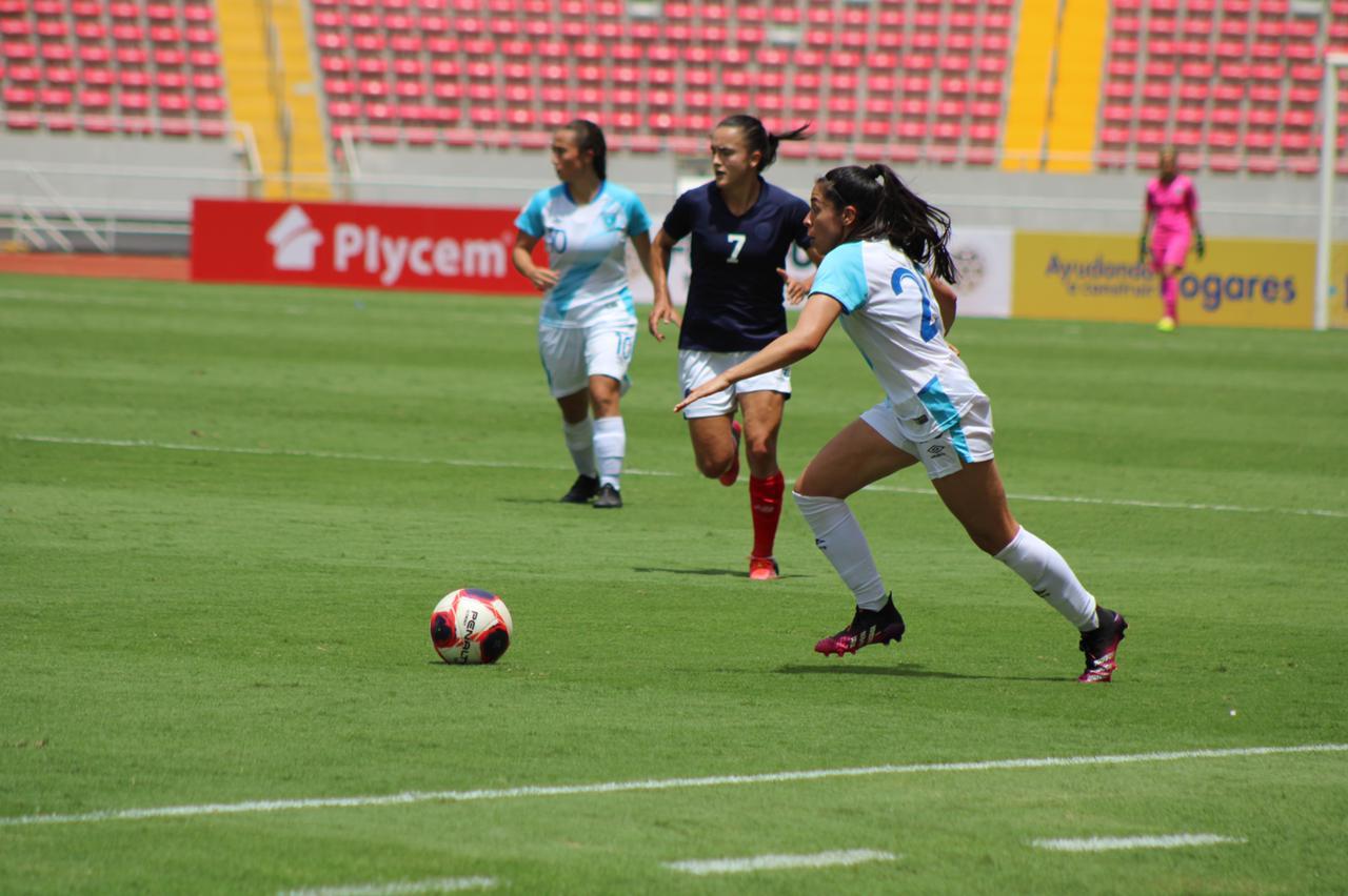 Ana Lucía Martínez conduce el balón en el partido de Guatemala frente Costa Rica. (Foto cortesía Fedefut).