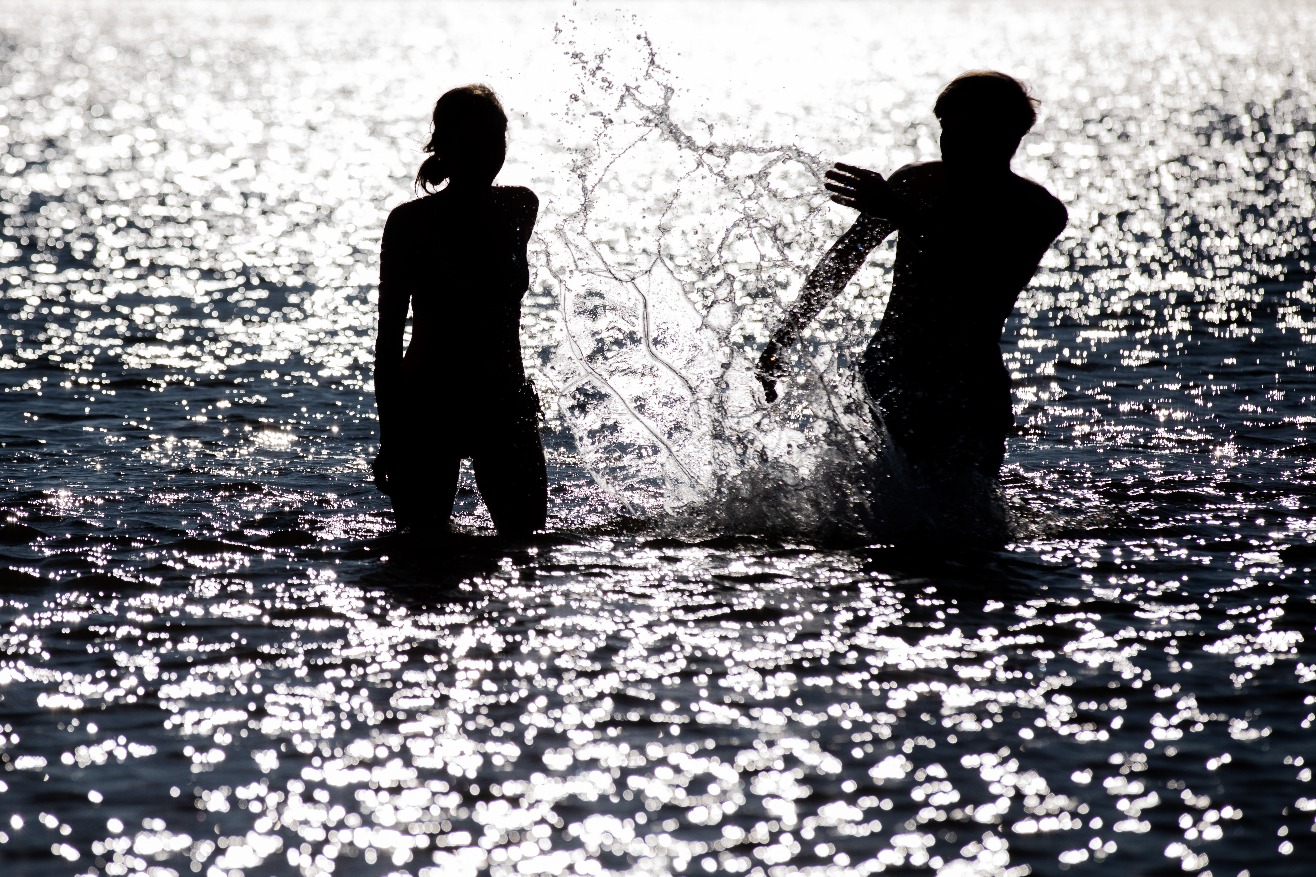 Respetar su creciente autonomía y escuchar lo que expresen sobre sus intereses y amistades, dos claves para una relación enriquecedora entre padres e hijos adolescentes. (Foto Prensa Libre: Rolf Vennenbernd/dpa)