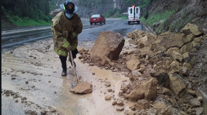 La saturación pone en riesgo viviendas e infraestructura en Sololá. (Foto: Bomberos Voluntarios)