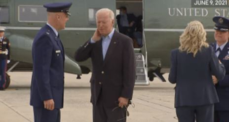 Biden bromea luego de quitarse una cigarra de encima.