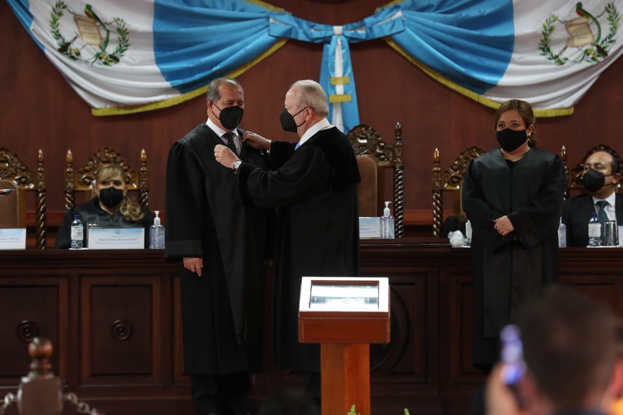 Vásquez y Paniagua, durante la ceremonia de toma de posesión en la CC. (Foto Prensa Libre: Érick Ávila)