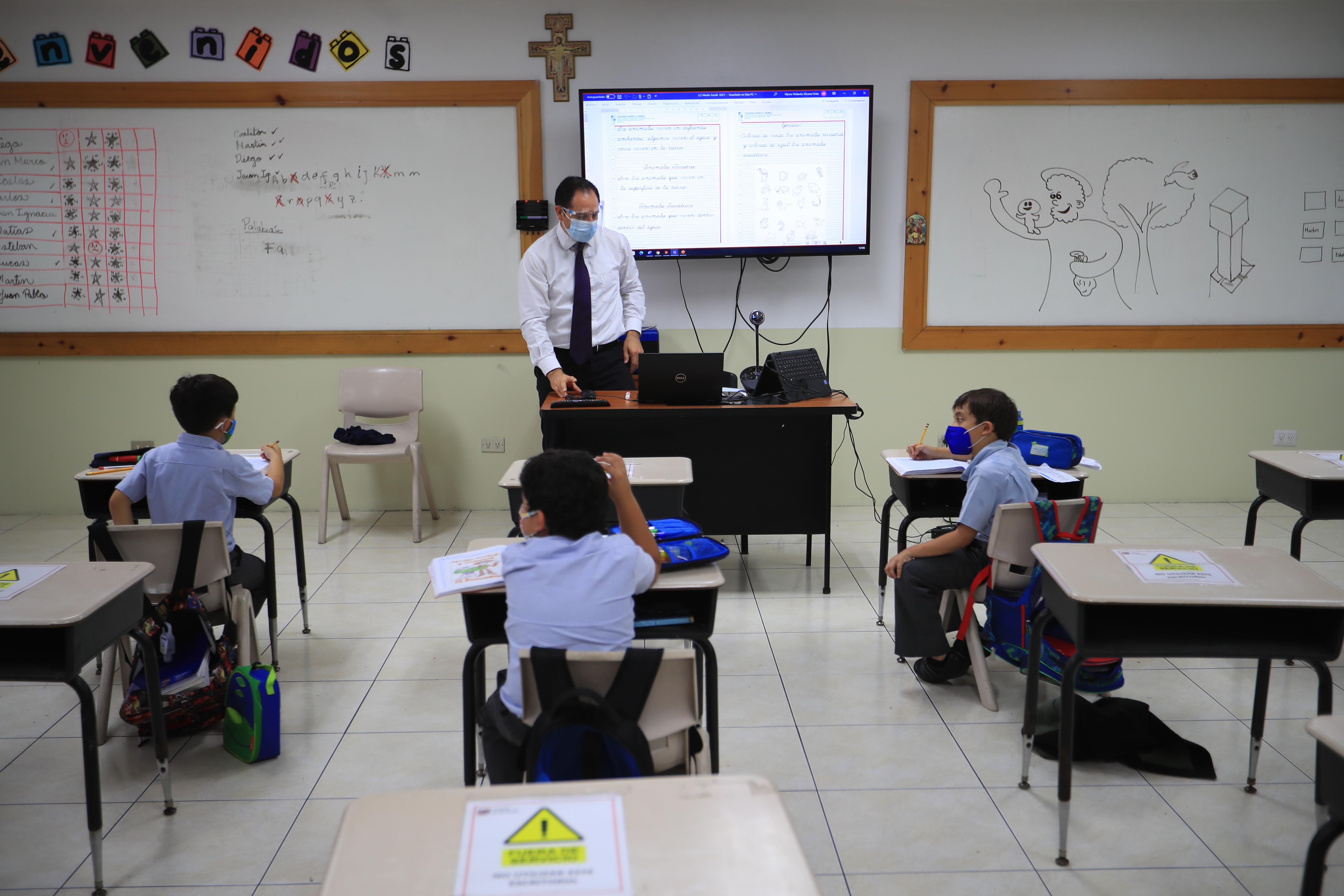 Las clases híbridas en los centros educativos del país podrán realizarse en alerta naranja y amarilla; las presenciales, en verde y la educación será virtual en roja. (Foto Prensa Libre: HemerotecaPL)