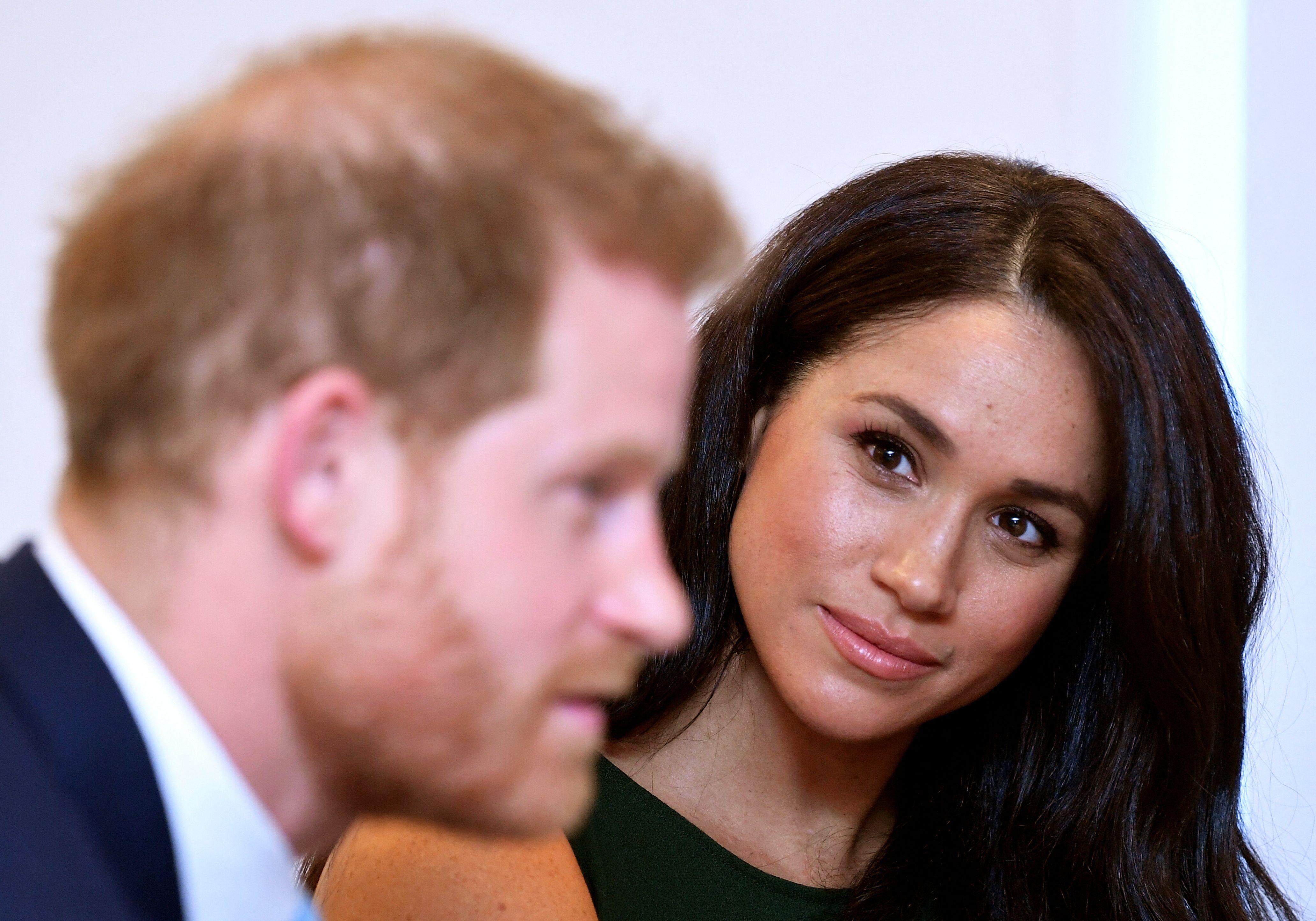 En esta foto de archivo, el príncipe Harry, duque de Sussex de Gran Bretaña, y la duquesa de Sussex de Gran Bretaña, Meghan, asisten a los premios anuales WellChild Awards en Londres el 15 de octubre de 2019.  (Foto Prensa Libre: AP)