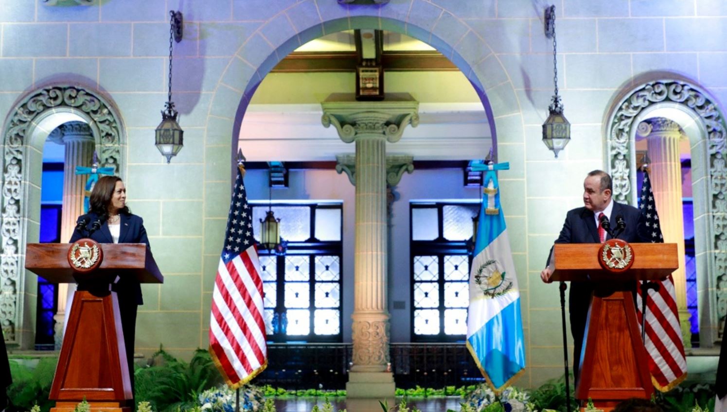 Declaración conjunta del presidente de Guatemala, Alejandro Giammattei, y la vicepresidenta de EE. UU., Kamala Harris. (Foto Prensa Libre: Presidencia de la República)