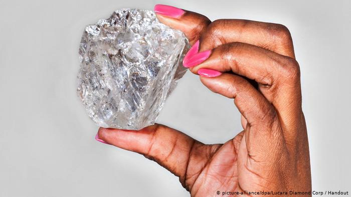 Este diamante de 1.109 quilates fue extraído en 2015 y es el segundo más valioso. (picture-alliance/dpa/Lucara Diamond Corp / Handout)		