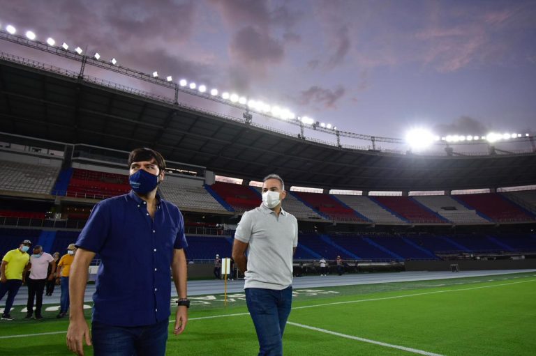 El alcalde de Barranquilla, Colombia, Jaime Pumarejo, inspeccionó el estadio Metropolitano donde jugarán las selecciones colombiana y argentina a las 17 horas. Estrenarán luminarias. Foto Alcaldía Distrital Barranquilla. 