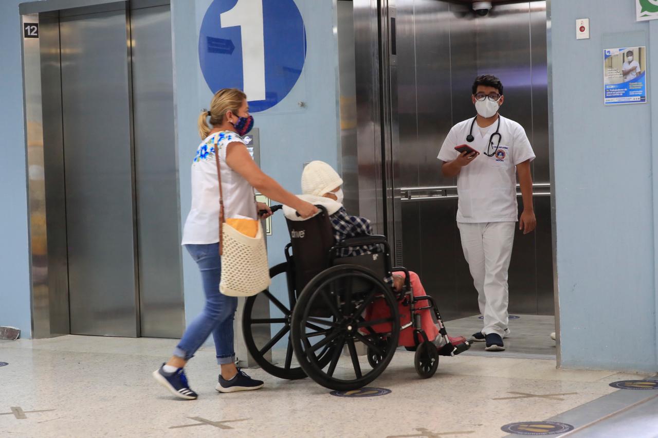 El Hospital General San Juan de Dios es uno de los que más complicaciones tiene debido al desabastecimiento de medicinas y saturación de áreas de covid-19. (Foto Prensa Libre: Élmer Varga)
