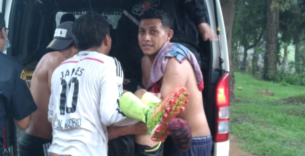 Dos personas murieron a consecuencia de la caída de un rayo en un campo de fútbol. (Foto: Víctor Chamalé) 