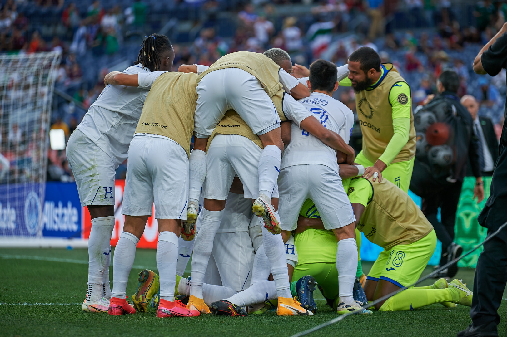 Los jugadores de Honduras festejan el triunfo frente a Costa Rica por el tercer lugar de la Concacaf. (Foto Concacaf).