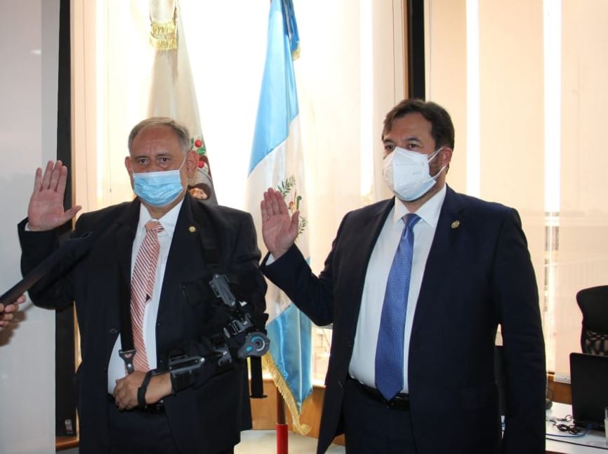 José Adolfo Flamenco Jau, derecha, toma juramento como presidente del IGSS el 4 de junio de 2021, junto a Manuel Vicente Paiz Luarca, como director suplente. (Foto Prensa Libre: IGSS).