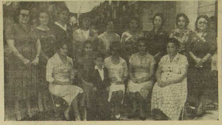 En 1960, el patronato de  padres de familia organizó un evento para las maestras de la Escuela Nacional de Párvulos América.  Se hicieron presentaciones artísticas, las maestras recibieron regalos y también se brindó con vino.  (Foto: Hemeroteca Prensa Libre)