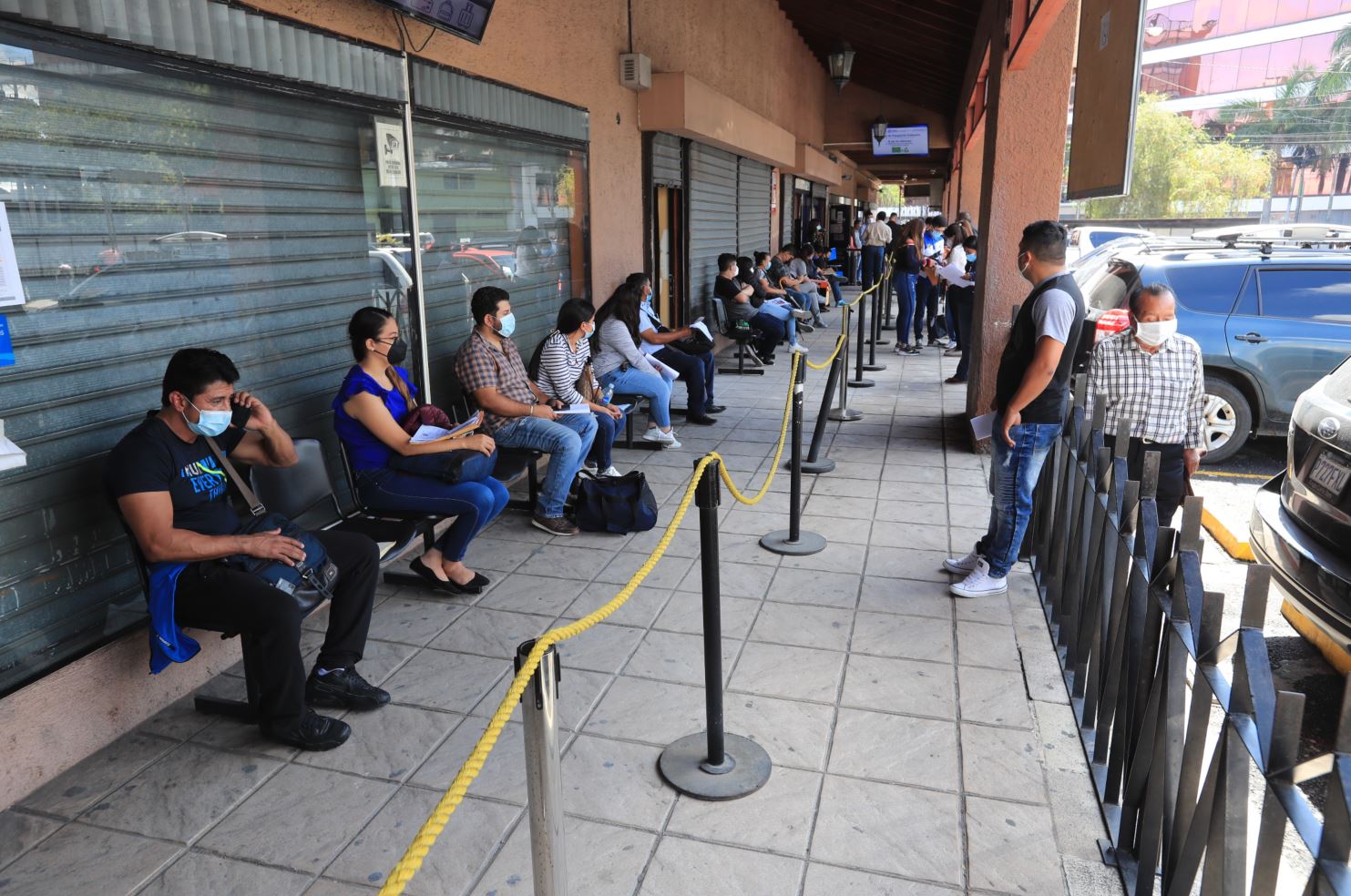 Personas hacen fila a la espera de ser atendidos en el centro de emisión de pasaportes de la zona 4. (Foto Prensa Libre: Hemeroteca PL)