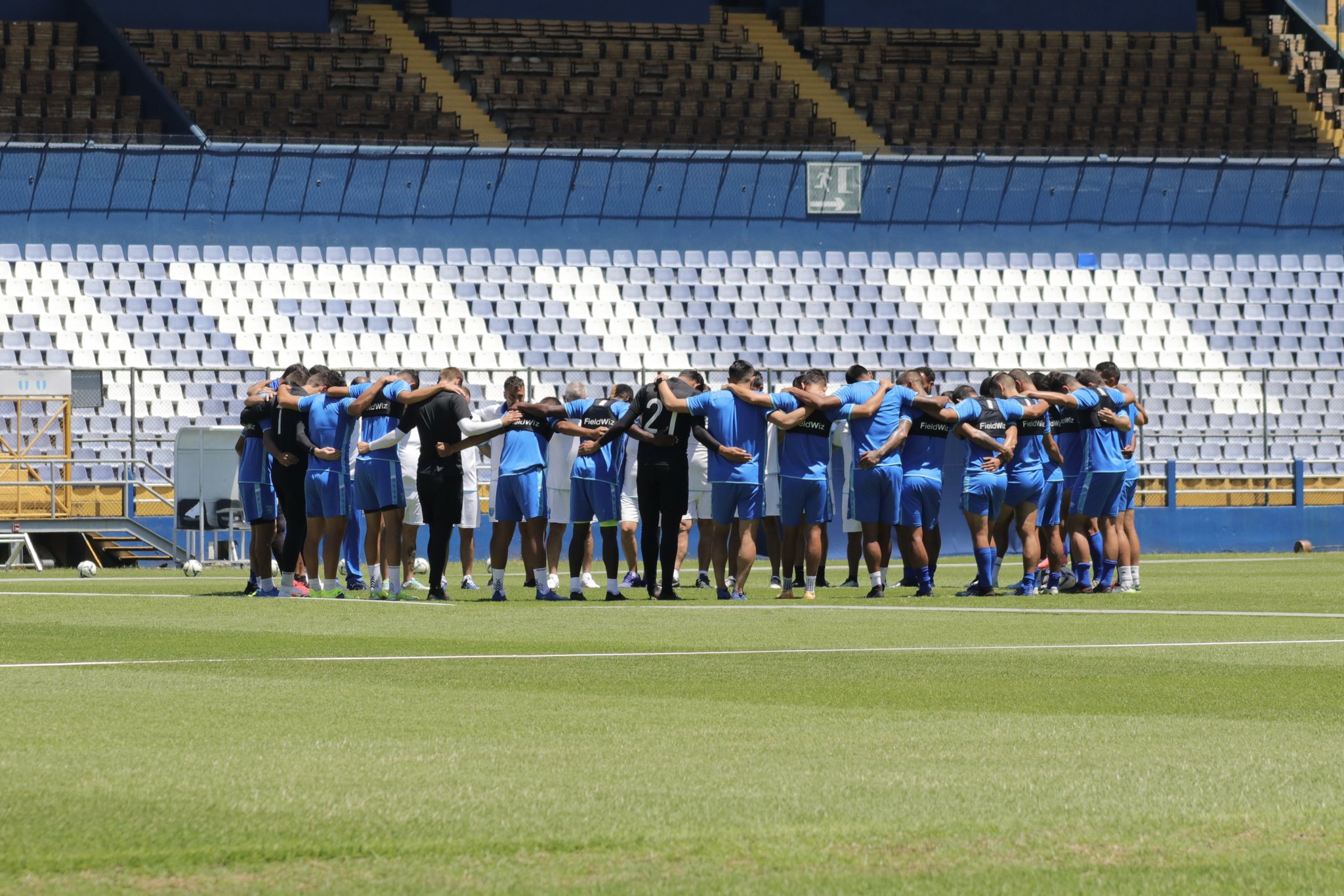 La Selección durante su práctica en el Doroteo Guamuch Flores. (Foto Prensa Libre: Fedefut)