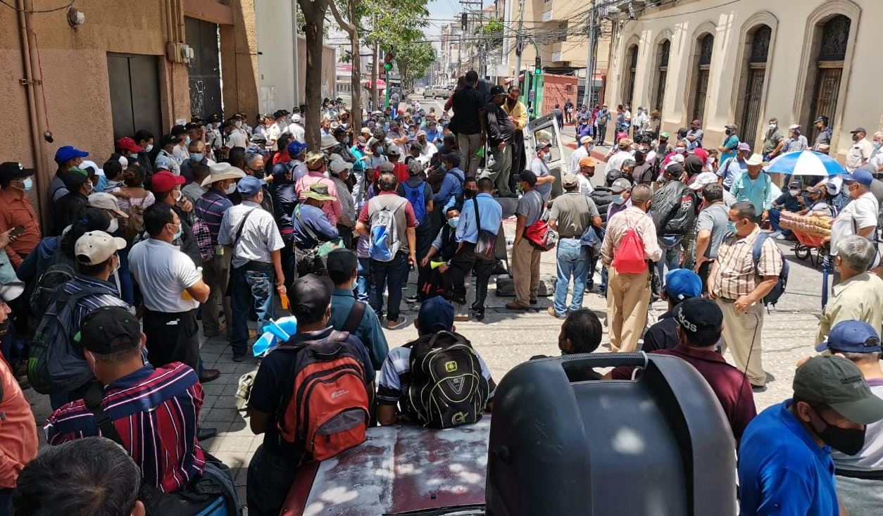 En las últimas semanas militares en situación de retiro han protagonizado medidas de hecho para presionar al Congreso con la entrega de una indemnización Fotografía: Prensa Libre (Carlos Hernández Ovalle). 