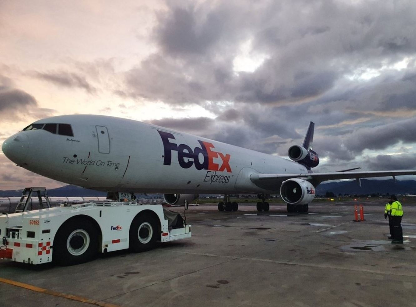 Avión que transporta las 1.3 millones de vacunas que donó Estados Unidos a México, aterriza en el Aeropuerto de Toluca, México. (Foto Prensa Libre: Marcelo Ebrard C.)