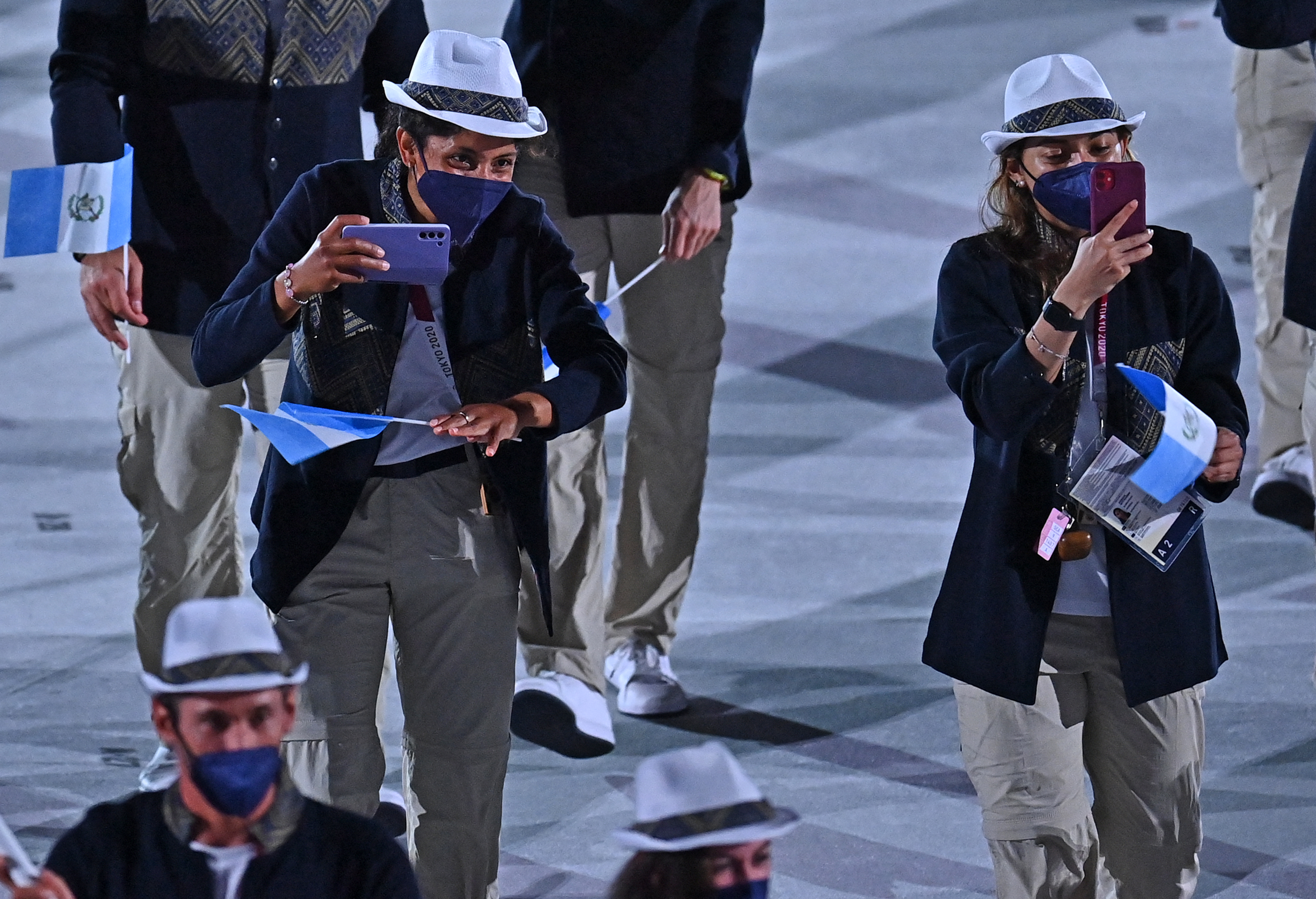 La delegación de Guatemala desfila en la ceremonia inaugural de los Juegos Olímpicos de Tokio. Foto Prensa Libre: AFP.