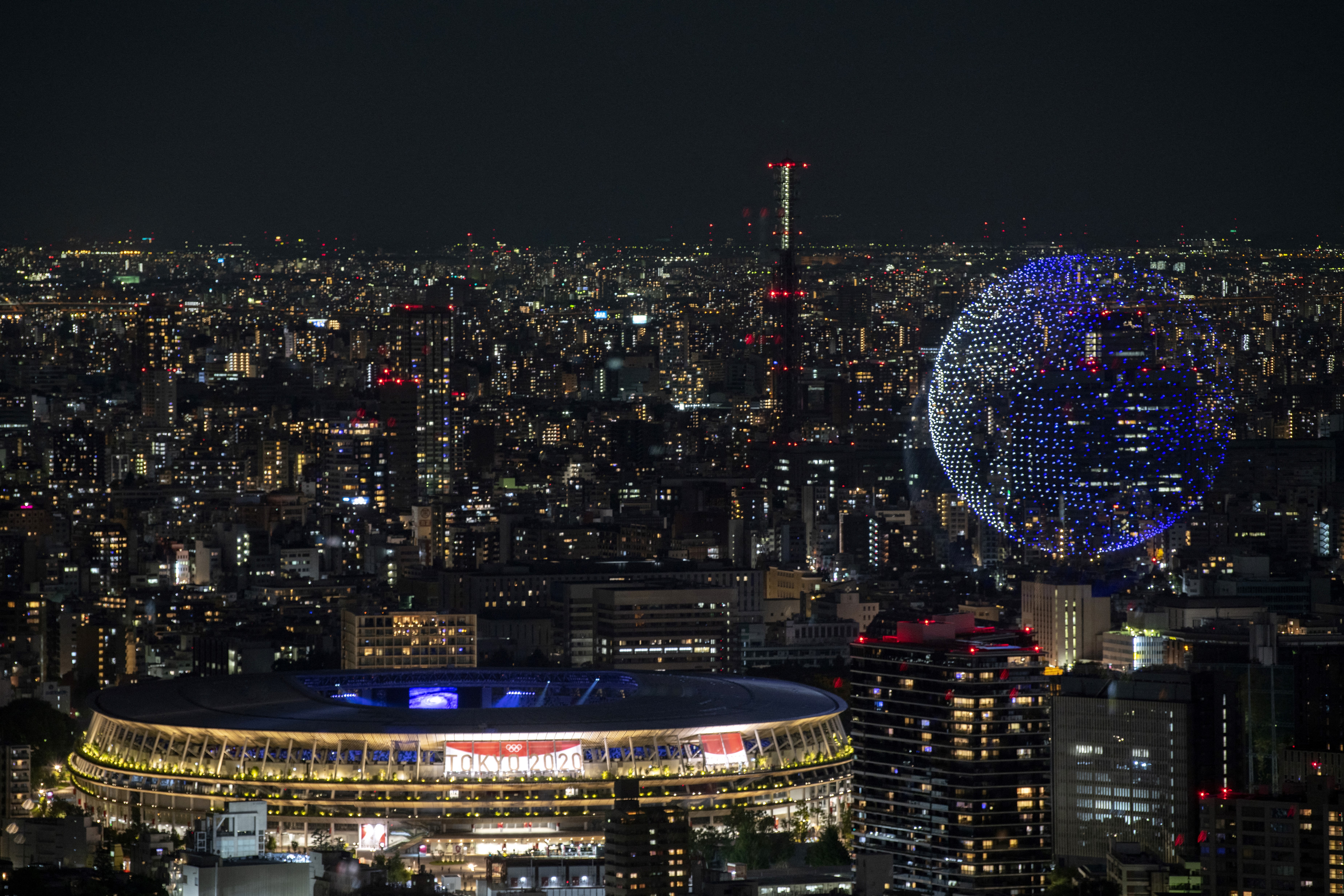 Mil 824 drones formaron un globo terráqueo en la inauguración de los Juegos Olímpicos de Tokio 2020. Foto Prensa Libre: AFP.